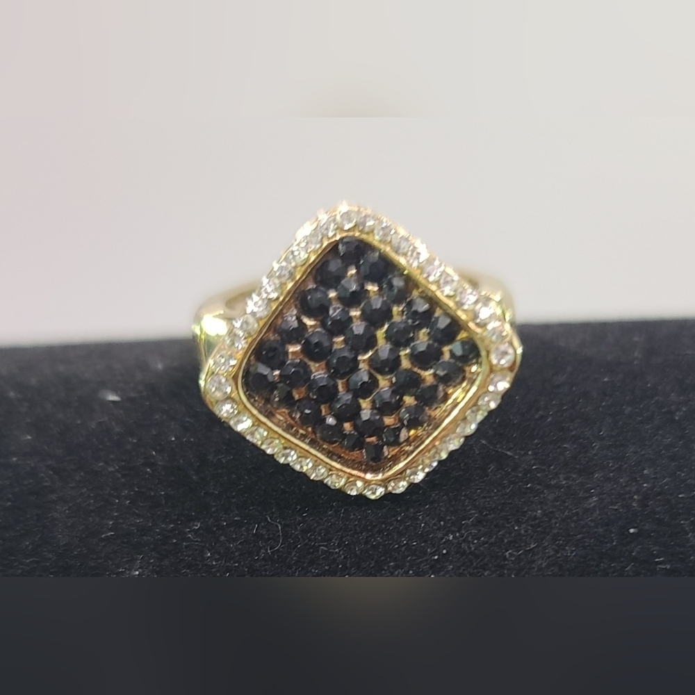 Crystal And Black Gold Tone Costume Ring With Stretchy Band
